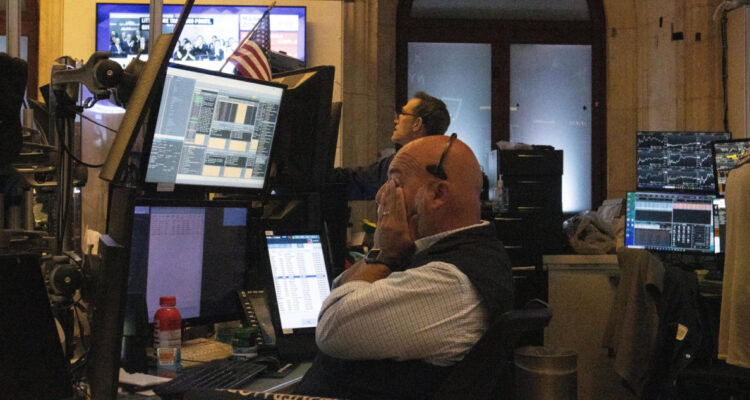 Antes de la apertura: acciones en Wall Street ya resienten las noticias sobre el “ChatGPT” chino
