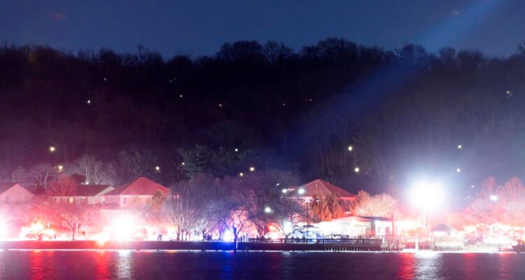 Sigue búsqueda de sobrevivientes tras colisión entre avión y helicóptero en Washington