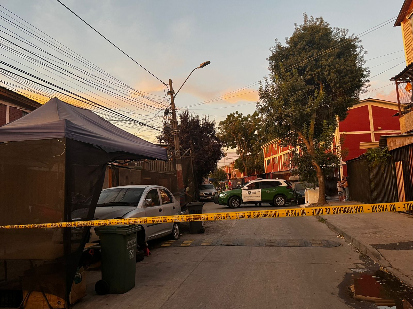 Calle con cinta y vehículos de Carabineros
