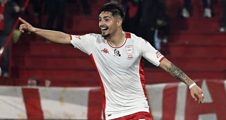 Williams Alarcón jugando para Huracán en 2024