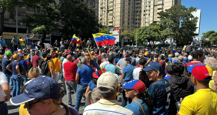 Venezolanos se movilizan en Caracas contra el régimen de Maduro a un día de la toma de posesión