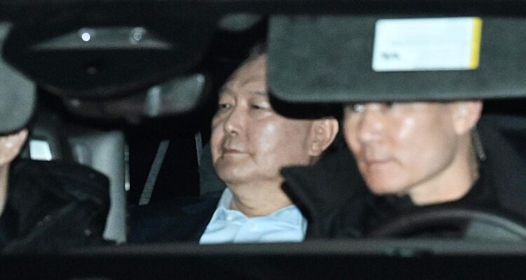El presidente surcoreano Yoon Suk Yeol es llevado al centro de detención de Seúl
