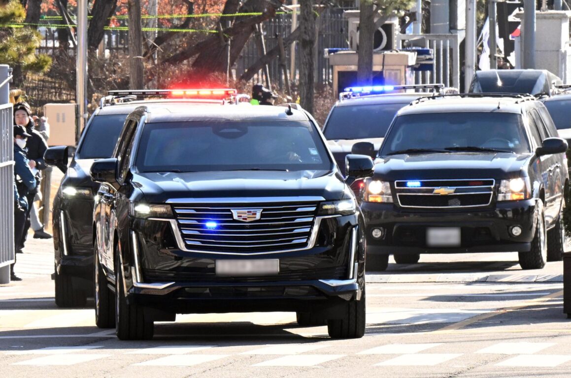 Caravana en la que es transportado el presidente Yoon tras su detención