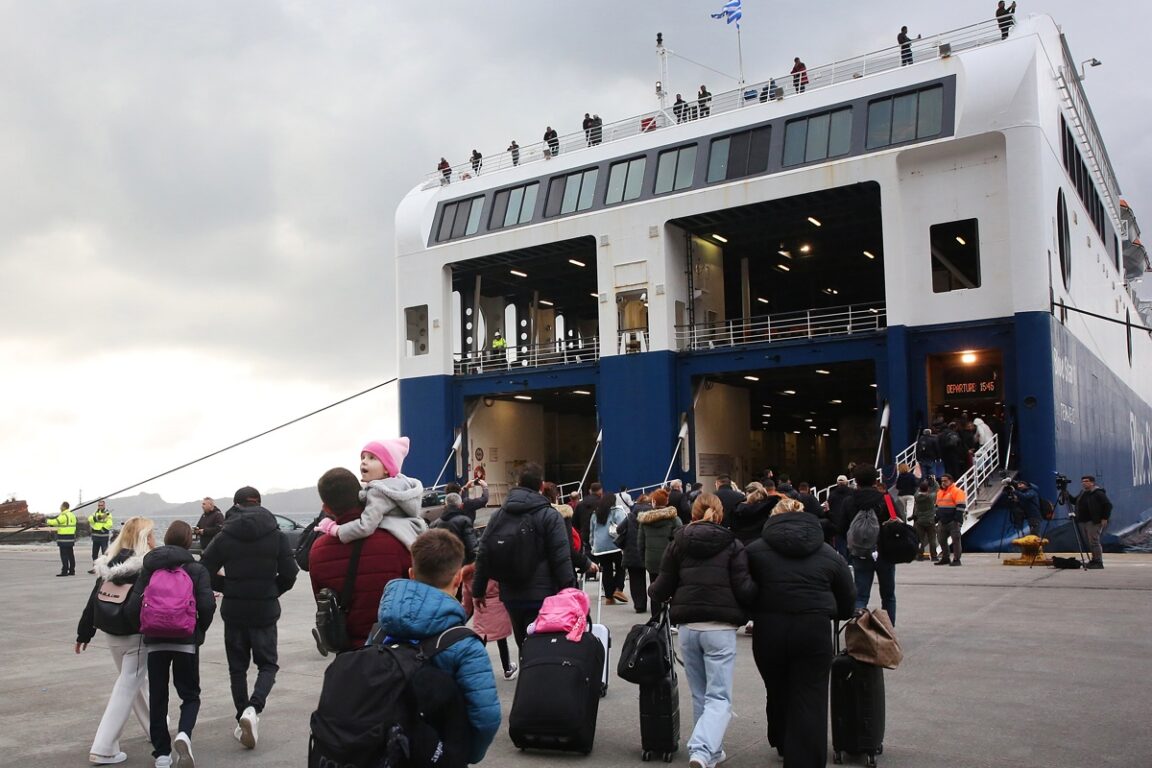 Miles de sismos sacuden a islas griegas y obliga a más de 10 mil personas a evacuar Santorini