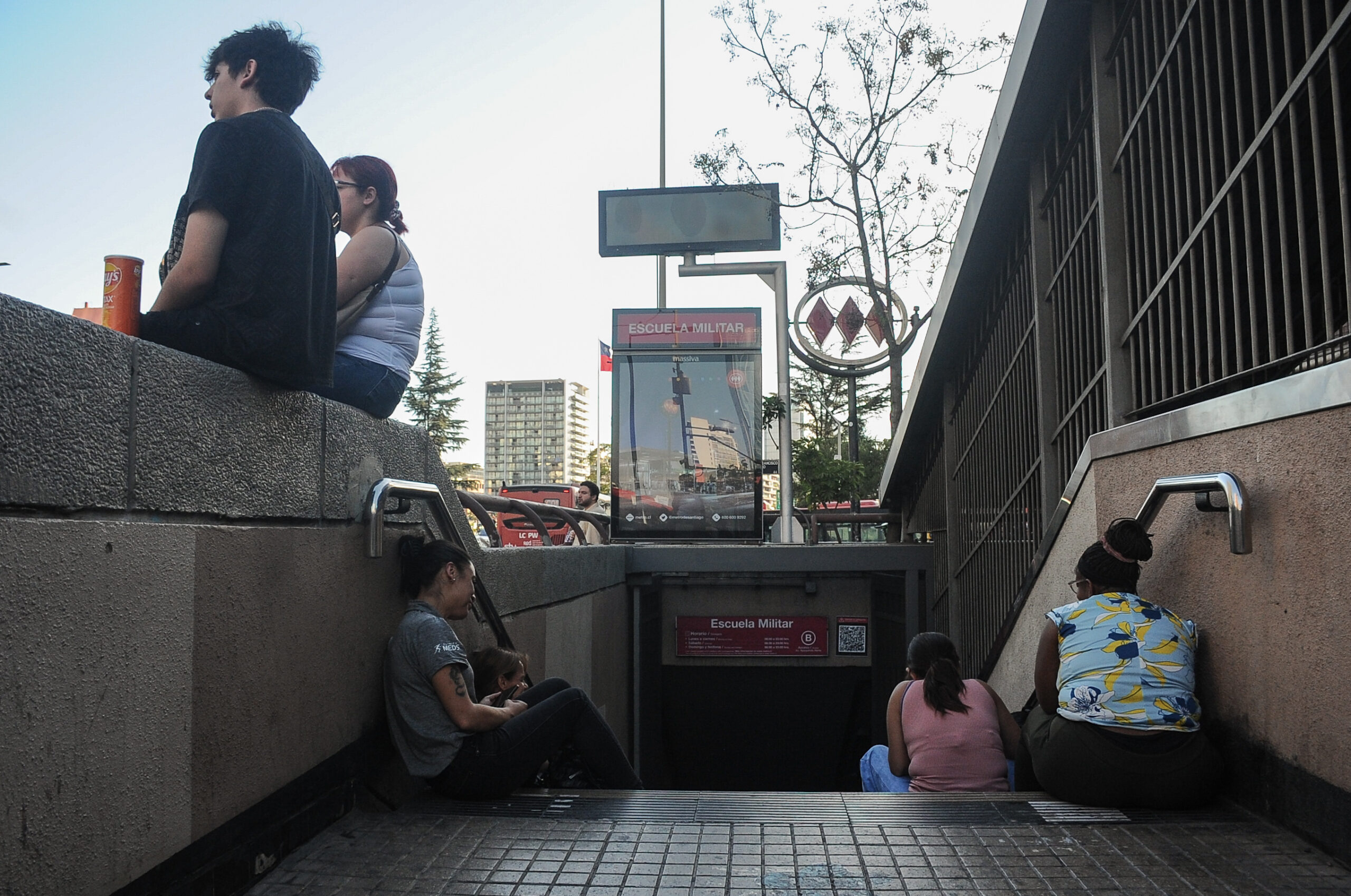 Personas frente a Escuela Militar