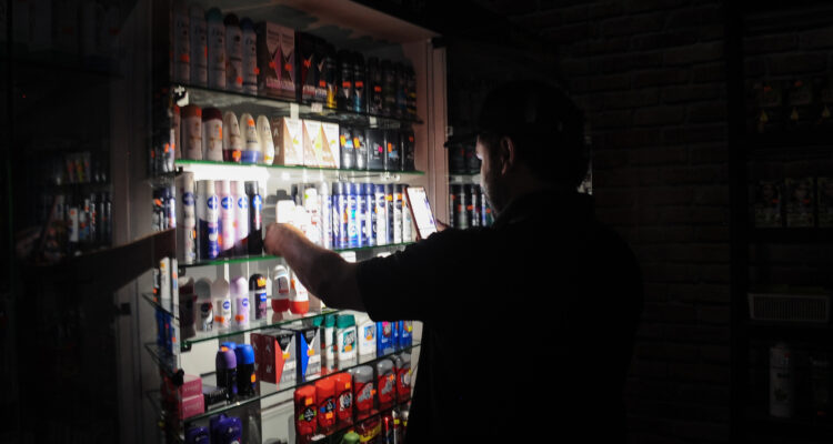 Se ve hombre frente a alacena.