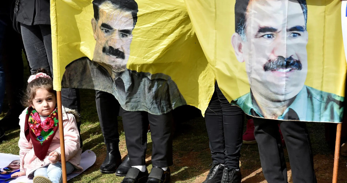 Seguidores del PKK portan banderas con el retrato del líder del grupo armado, Abdullah Ocalan