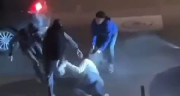 VIDEO | Mujer sufre violento abordazo en Santiago: delincuentes le pegan y la arrastran para robarle