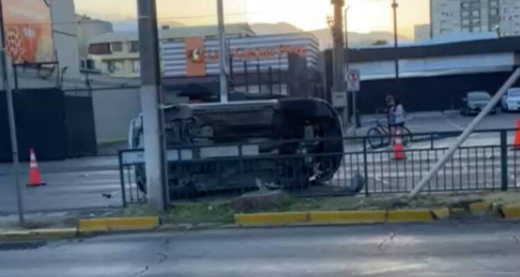 Accidente deja un auto volcado y al menos un lesionado en La Cisterna