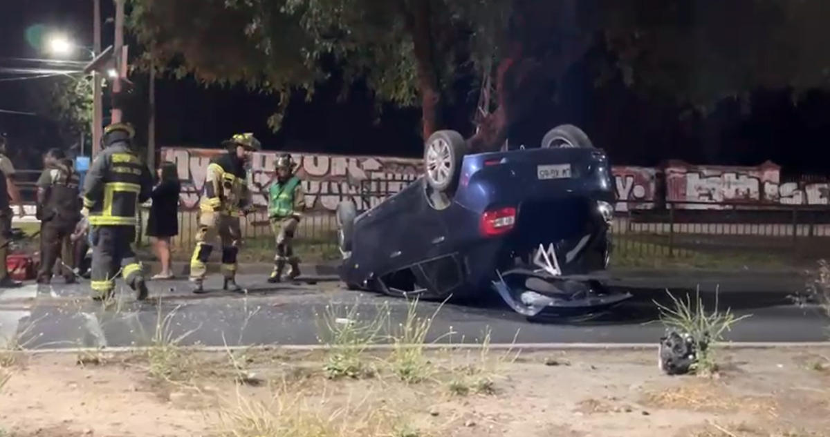 Conductor quedó lesionado tras volcarse en reiteradas ocasiones en Puente Alto