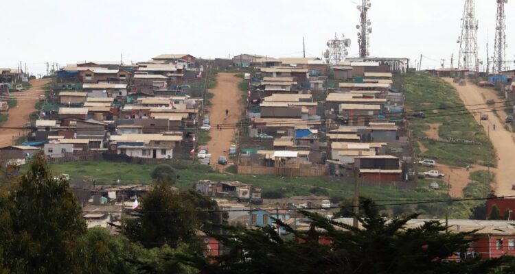 Gobierno y propietarios acuerdan negociación y suspender desalojo de toma de San Antonio