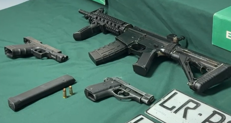 Tres adolescentes detenidos en El Bosque con armas de fuego y un vehículo robado