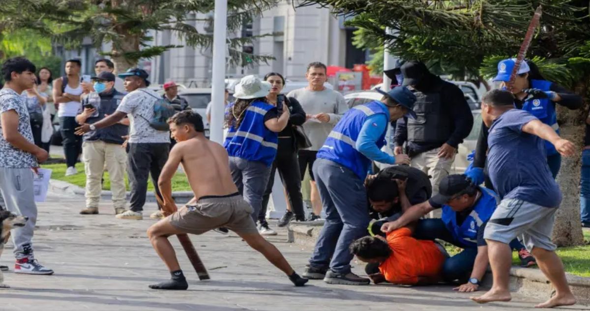 Detienen a tres personas por agresión a funcionarios en Plaza Colón de Antofagasta