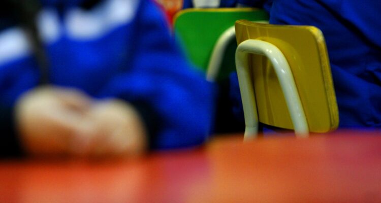 Despiden a asistente acusada de agredir con pinchos a estudiantes de kínder en Cochamó