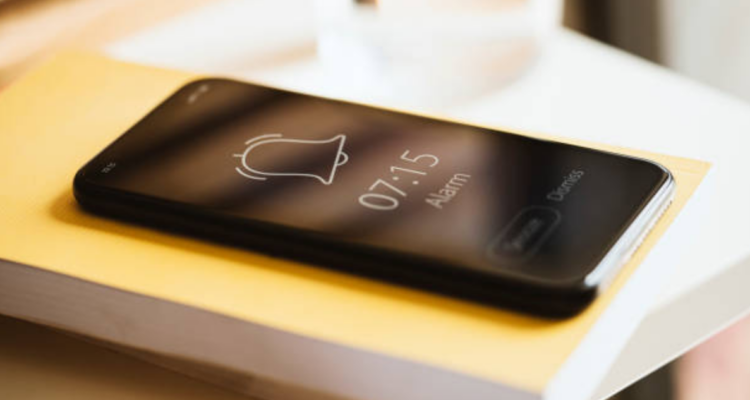 Expertos explican por qué nunca deberías usar la alarma del celular para despertar
