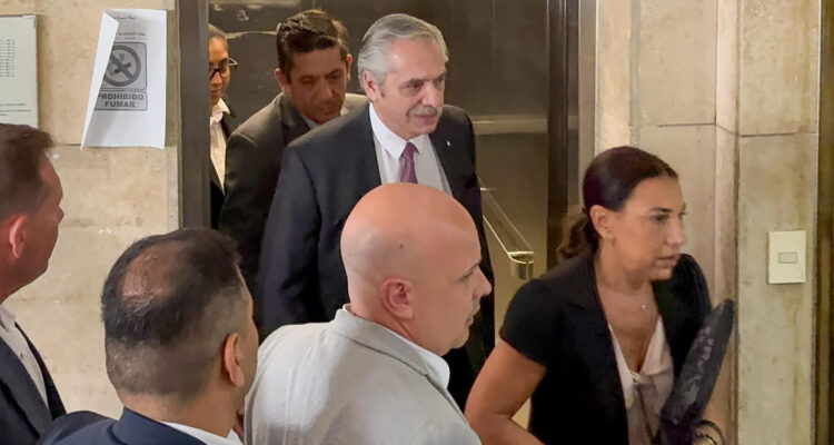 Alberto Fernández llega a los tribunales federales de Comodoro Py