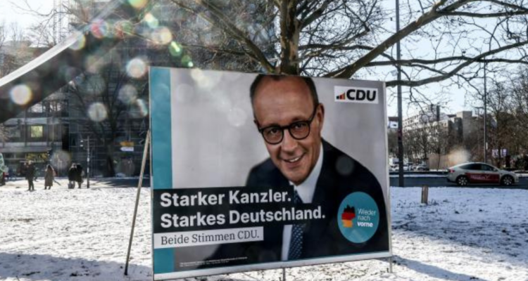 Cartel de campaña del conservador Friedrich Merz en Berlín