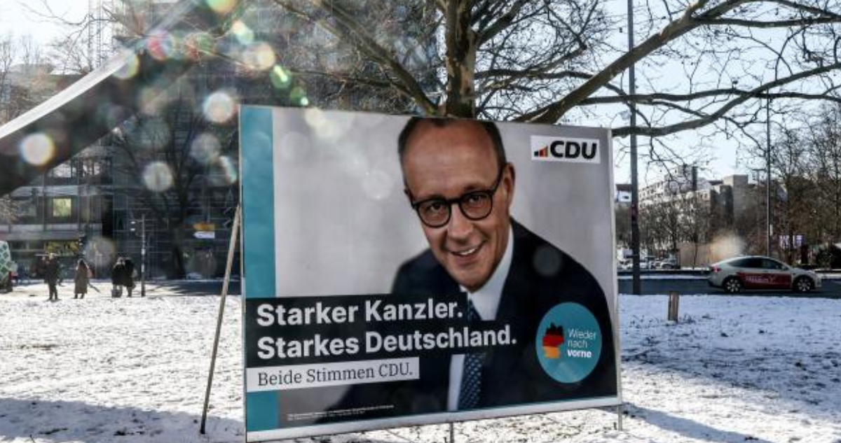 Cartel de campaña del conservador Friedrich Merz en Berlín