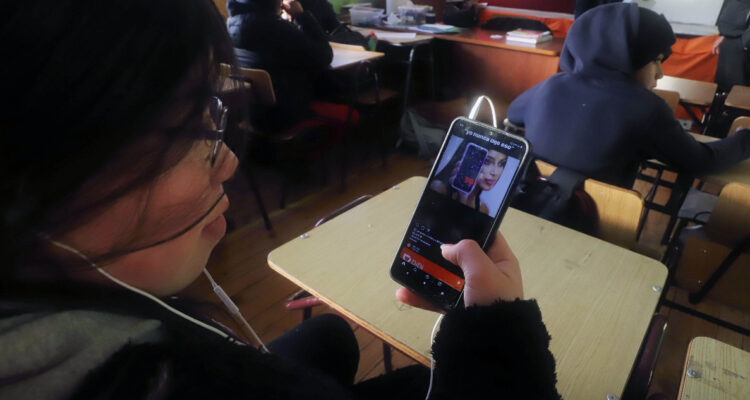 Profesor llama a restringir el uso de teléfonos en niños durante las vacaciones porque generan adicción