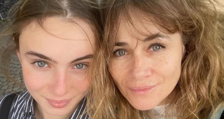 Amaya Forch junto a su hija Julieta, en referencia a descargo por acoso contra la joven