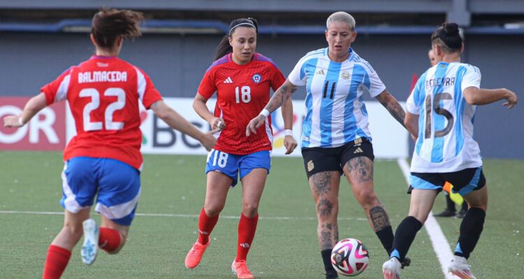 La Roja femenina fue goleada por Argentina.