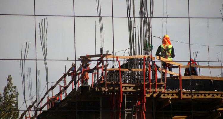 Aunque la construcción tuvo leve repunte en 2024, sigue lejos de las cifras pre pandemia según estudio