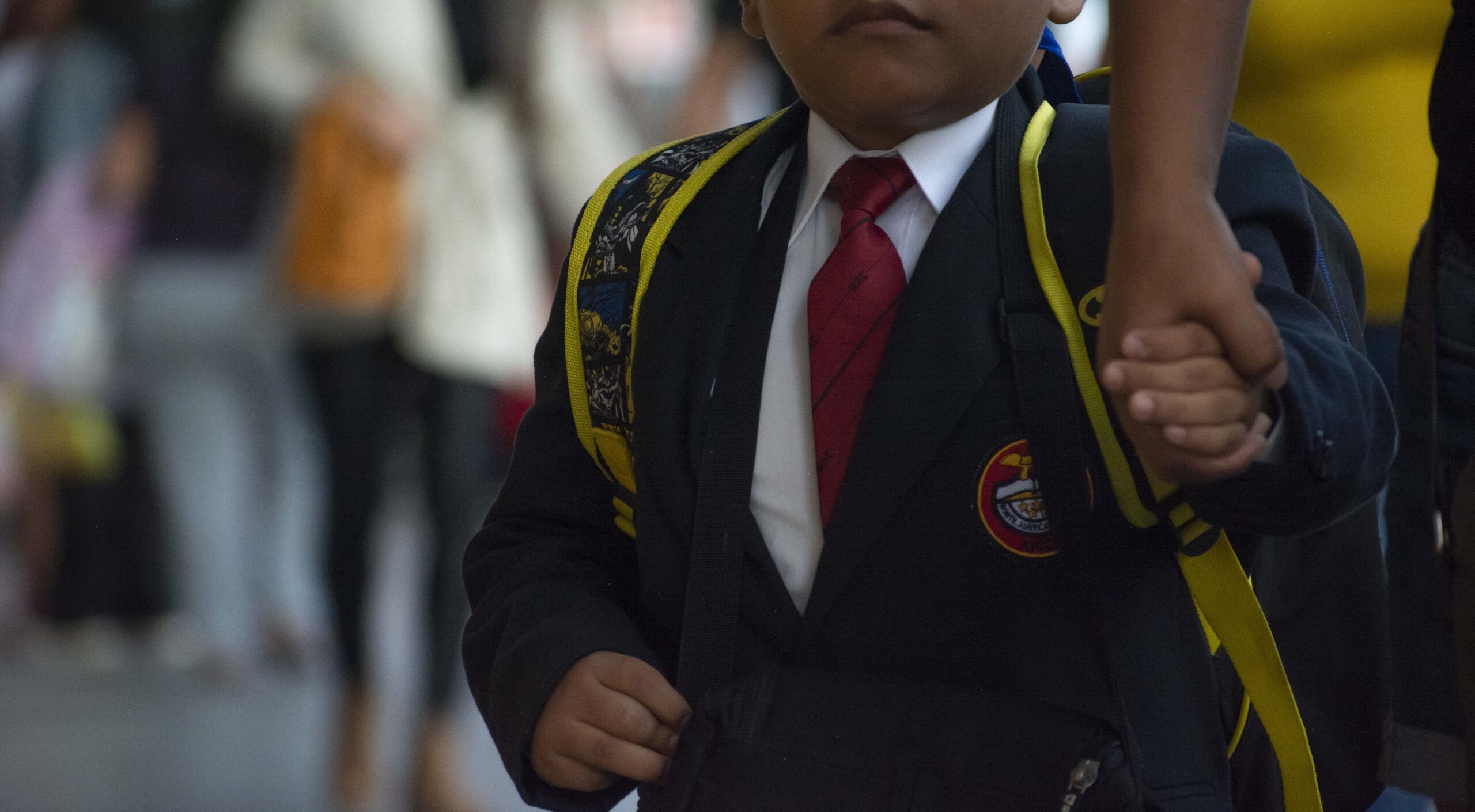 menor con uniforme, no se le ve la cara