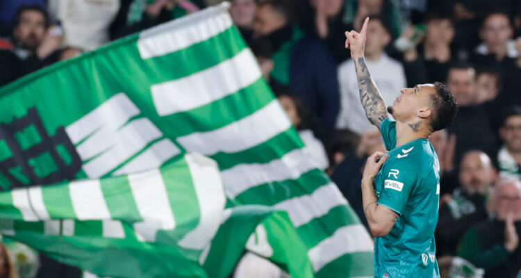 Antony del Betis celebra su gol ante Real Sociedad en LaLiga