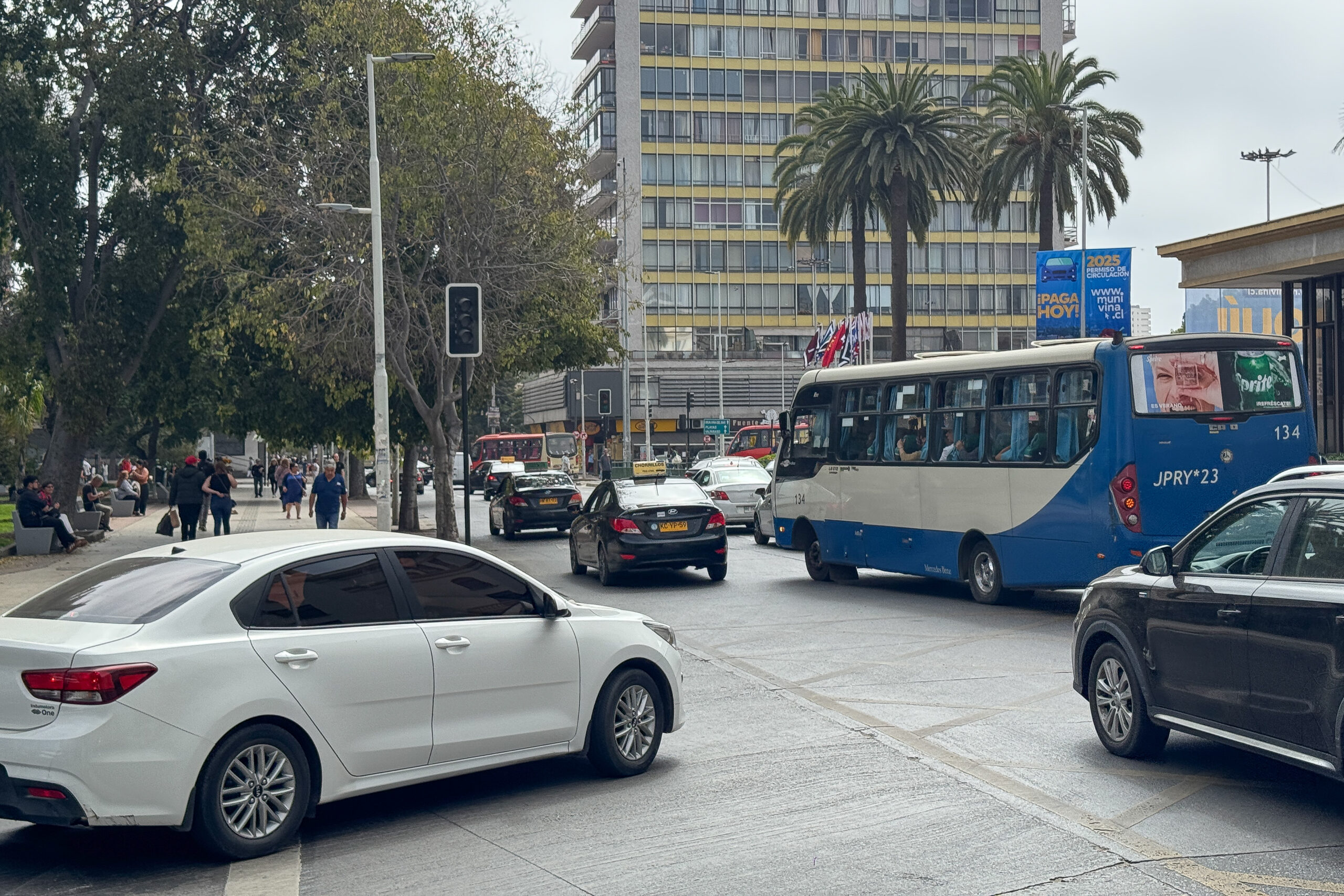 Corte de energía afecta a los semáforos de Plaza Vergara en Viña del Mar