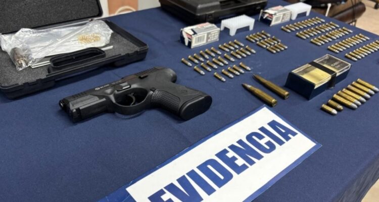 Detienen en La Unión a hombre por posesión de arma y municiones: quedó en libertad