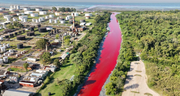 Arroyo amanece teñido de rojo en Argentina: vecinos denuncian que ha ocurrido antes con otros colores