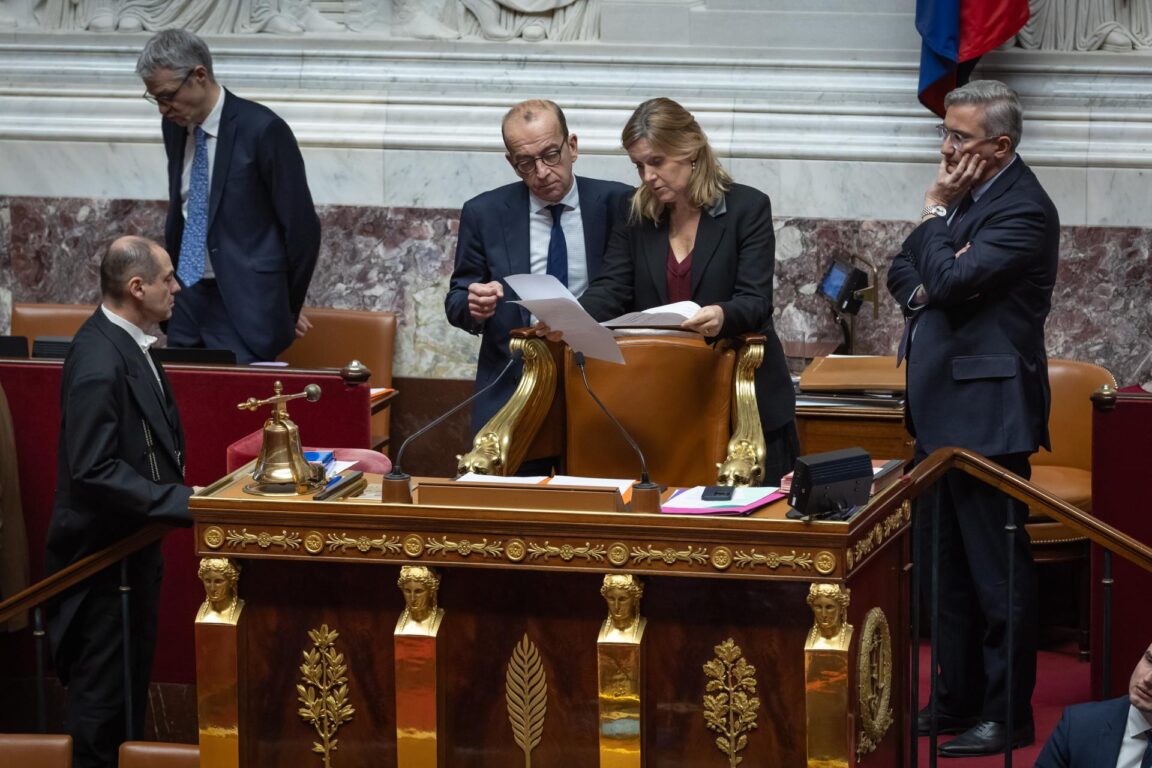 La presidenta de la Asamblea Nacional, Yael Braun-Pivet, habla con sus asistentes en el hemiciclo