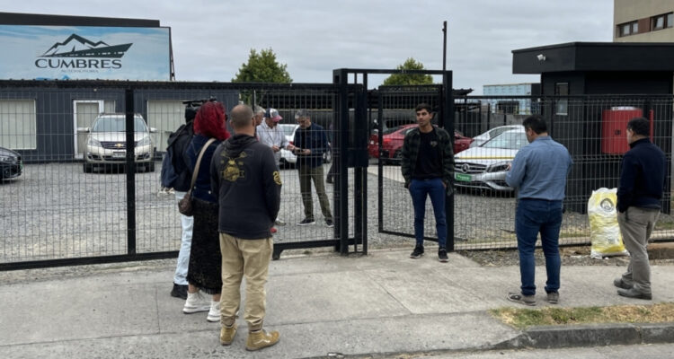 Tras denuncias por estafas: clientes llegan a automotora de San Pedro de la Paz a recuperar sus autos