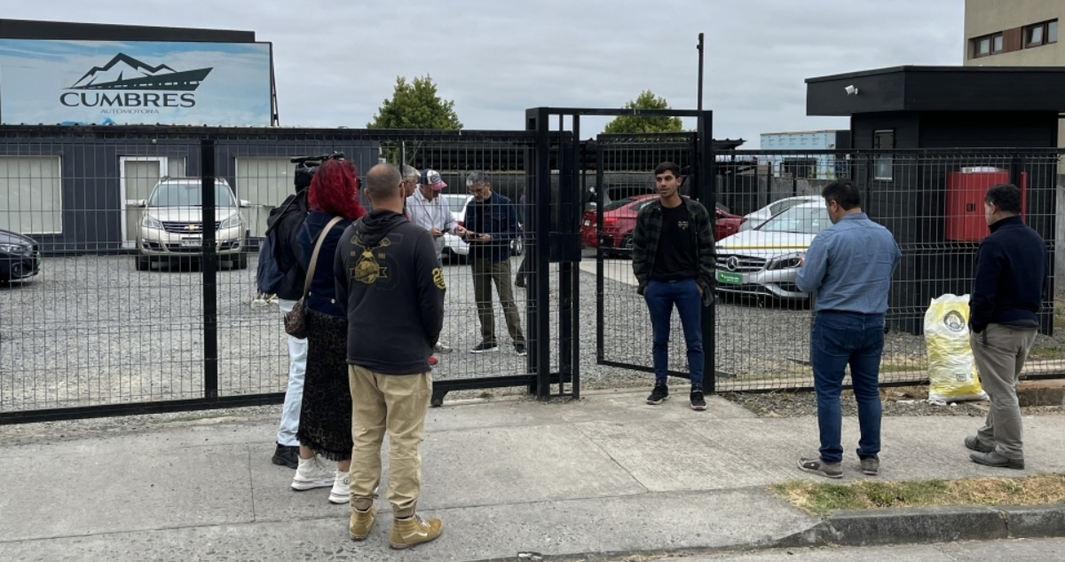 Tras denuncias por estafas: clientes llegan a automotora de San Pedro de la Paz a recuperar sus autos