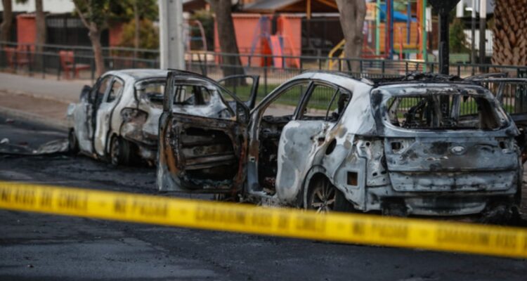 Carabineros indaga quema intencional de dos vehículos en Puente Alto
