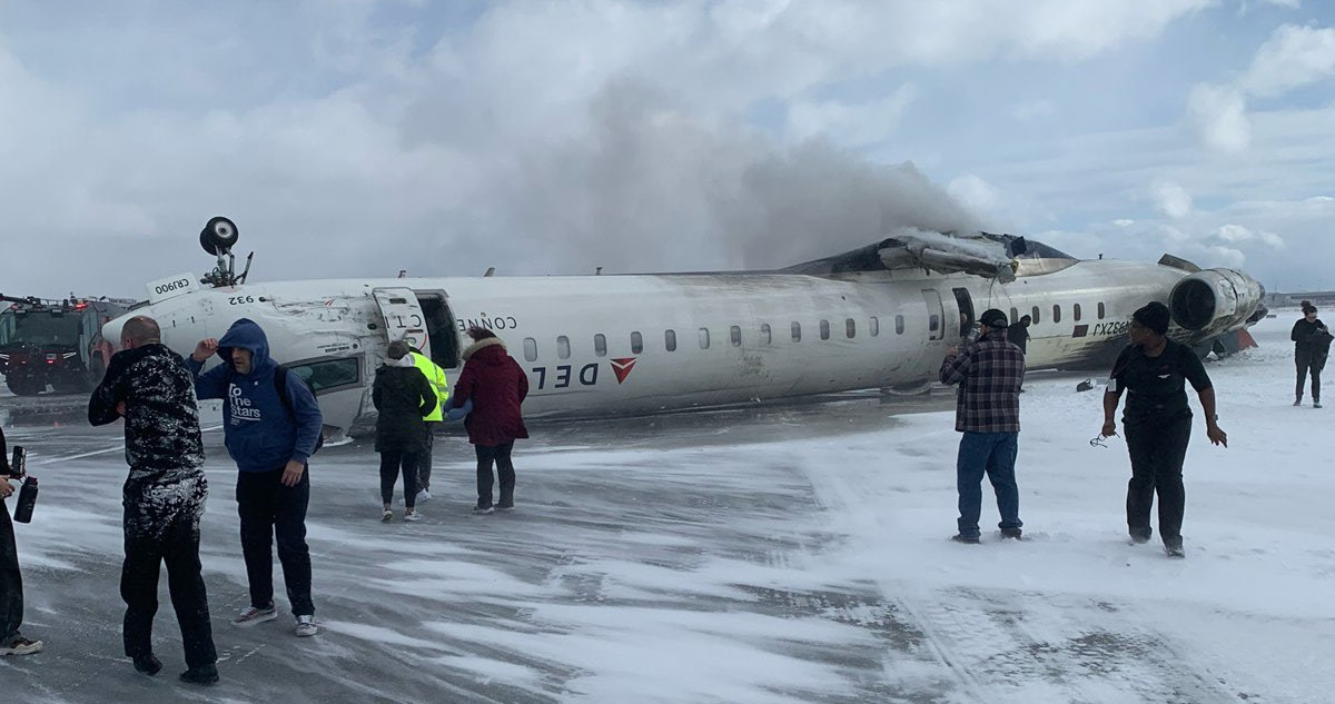 Avión de Delta termina volcado mientras aterrizaba en aeropuerto de Toronto: reportan varios heridos
