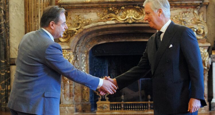 El nuevo primer ministro Bart De Wever y el rey Felipe de Bélgica