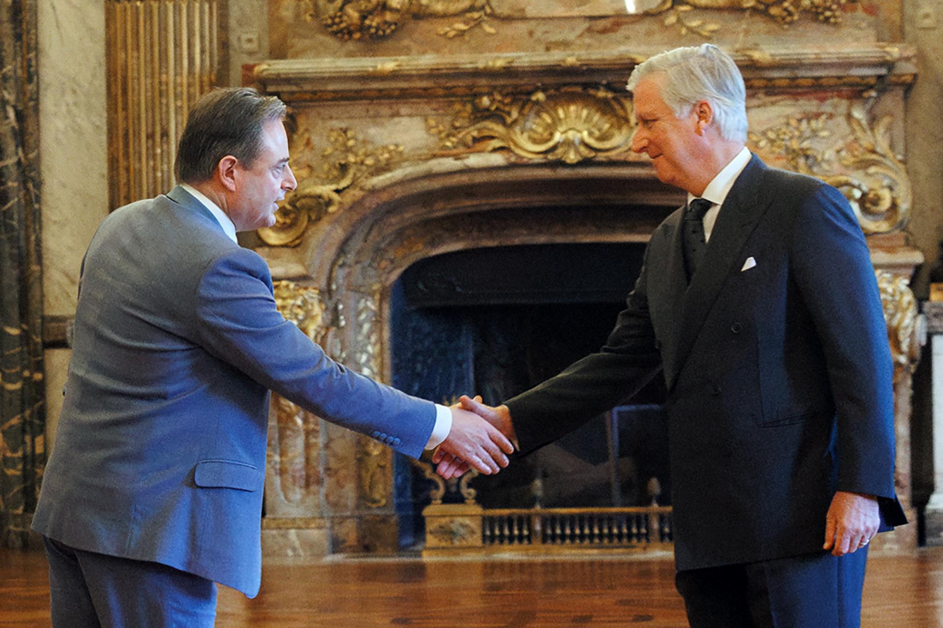 El nuevo primer ministro Bart De Wever y el rey Felipe de Bélgica