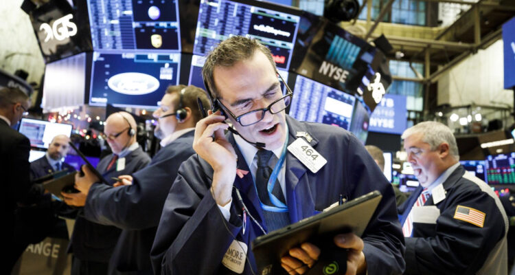 Wall Street se tiñe de rojo ante arremetida arancelaria de Donald Trump contra México, Canadá y China