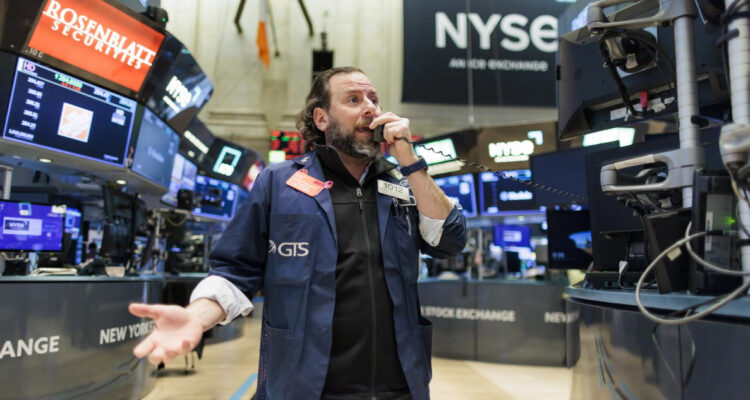 Los nuevos aranceles de Donald Trump golpean a las bolsas a nivel global y fortalecen al dólar