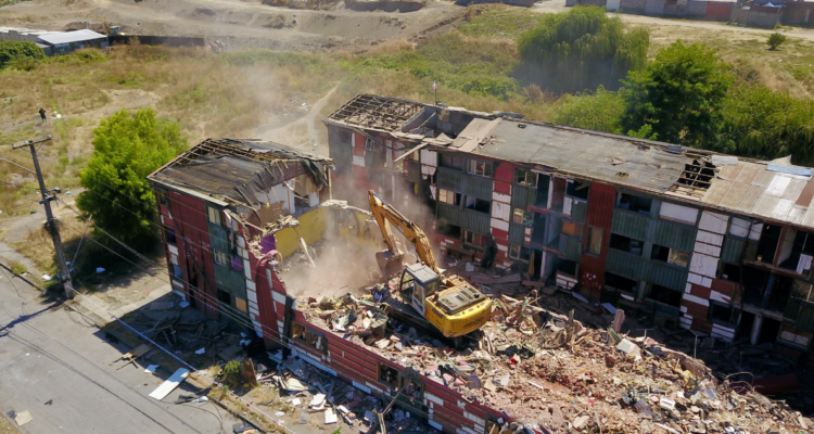 Comenzó demolición de edificios del sector Villa Acero en Chiguayante: fueron tomados tras el 27/F