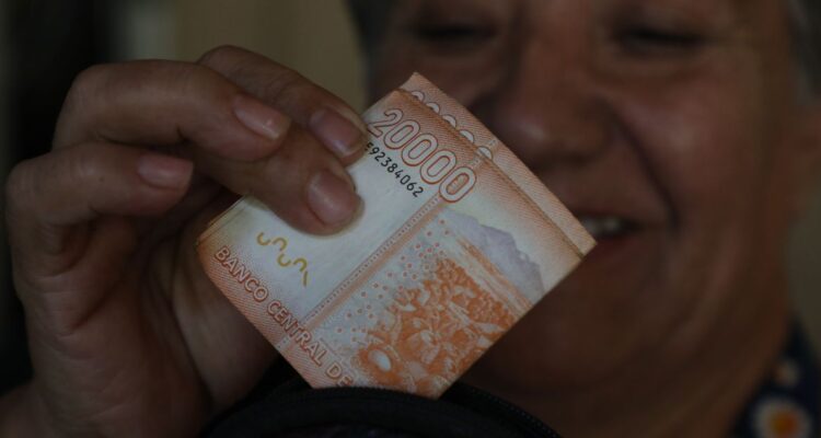 Cuándo y cómo revisar si te corresponde el pago del Aporte Familiar Permanente o Ex Bono marzo y de cuánto es su monto para el 2025.