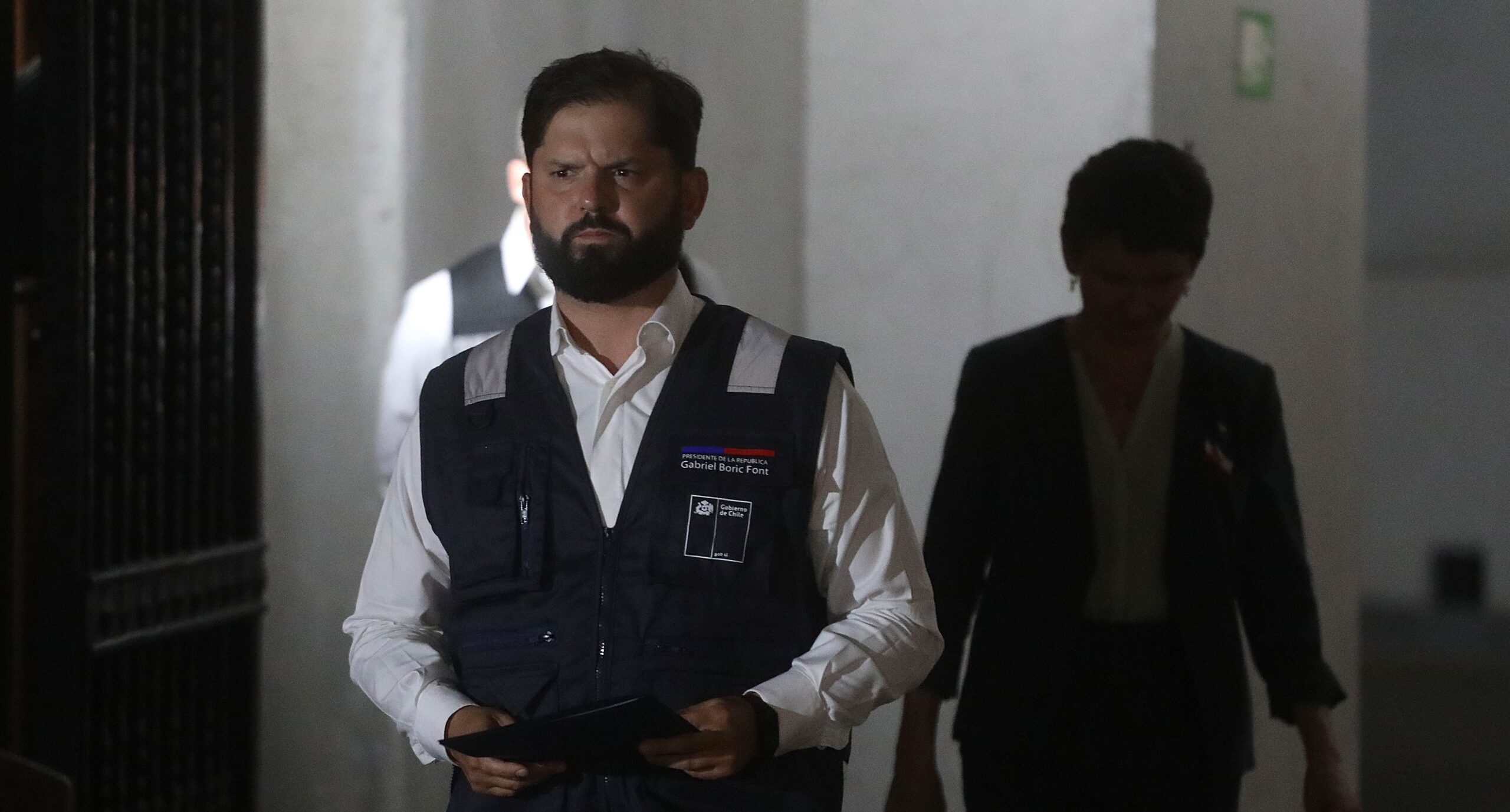 Gabriel Boric con chaleco en la Moneda