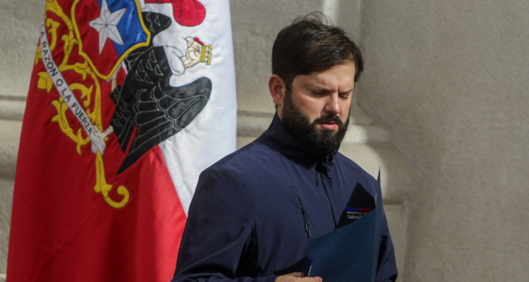 Boric realizó sobrevuelo por Santiago para monitorear megacorte de luz: llegó a La Moneda en silencio