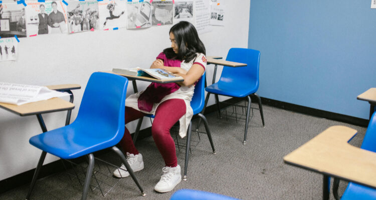 Adolescente de 13 años fue empujada desde un tercer piso en México por ser fan del K-pop