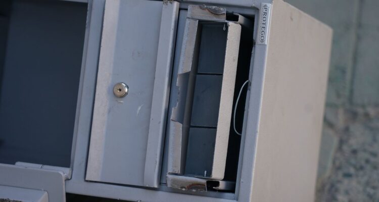 Grupo de al menos siete sujetos intentan robar caja fuerte desde empresa al sur de Los Ángeles