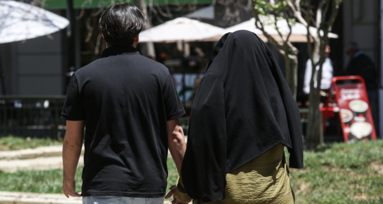 ¿Por qué sentimos más calor al utilizar ropa negra bajo el sol? Experto explicó este fenómeno