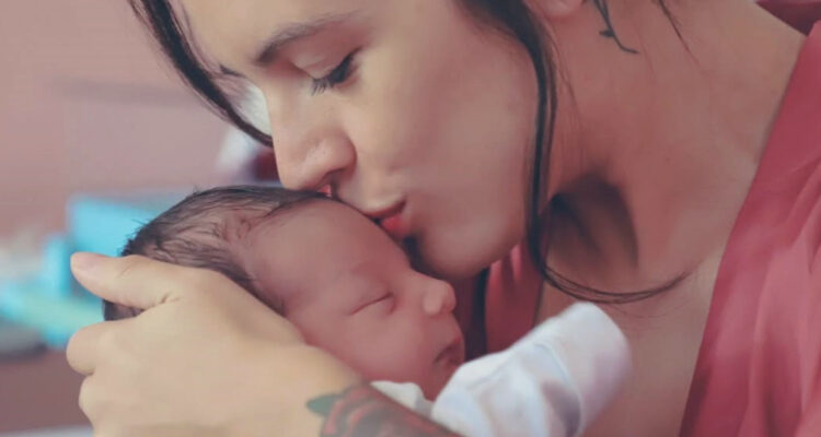 Camila Vallejo comparte tiernas fotos de su hijo recién nacido y emociona en redes: “Ya en casa”