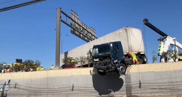 Camión queda colgando de muro tras perder el control en Ruta 5