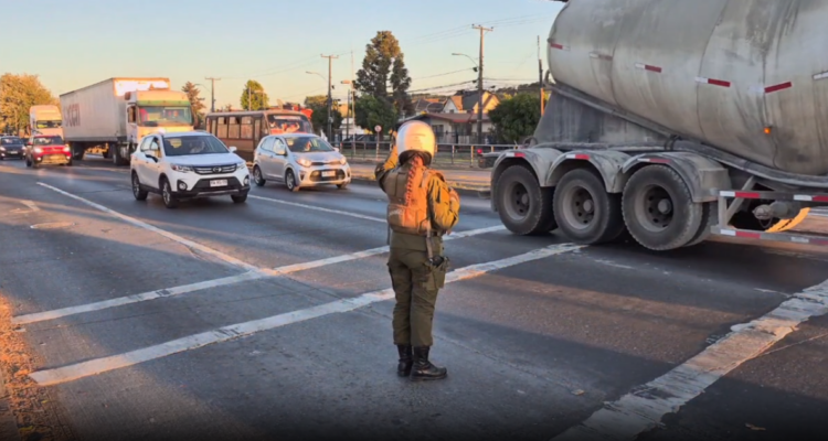 Carabinera manejando caos vial en San Pedro de la Paz